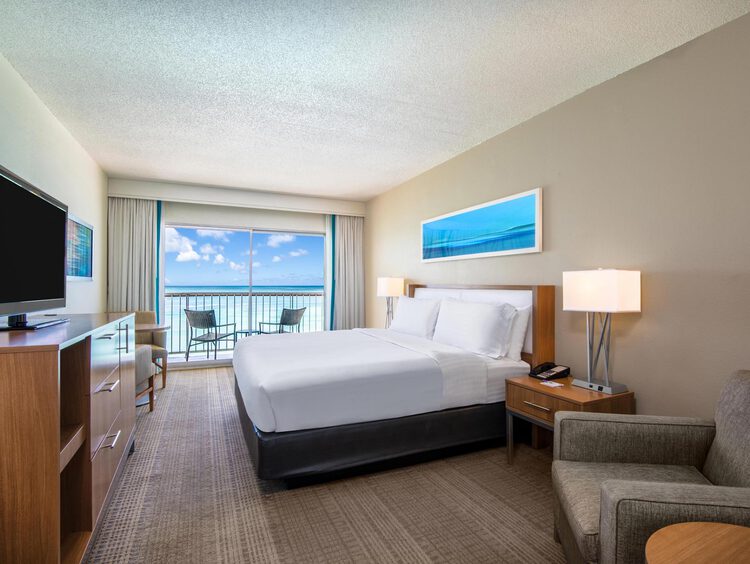 Guest room with one king bed