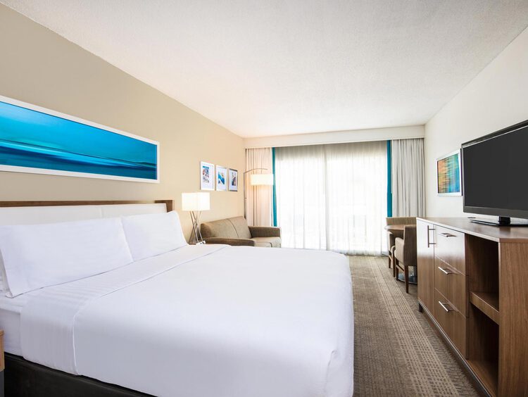 Guest room with one king bed